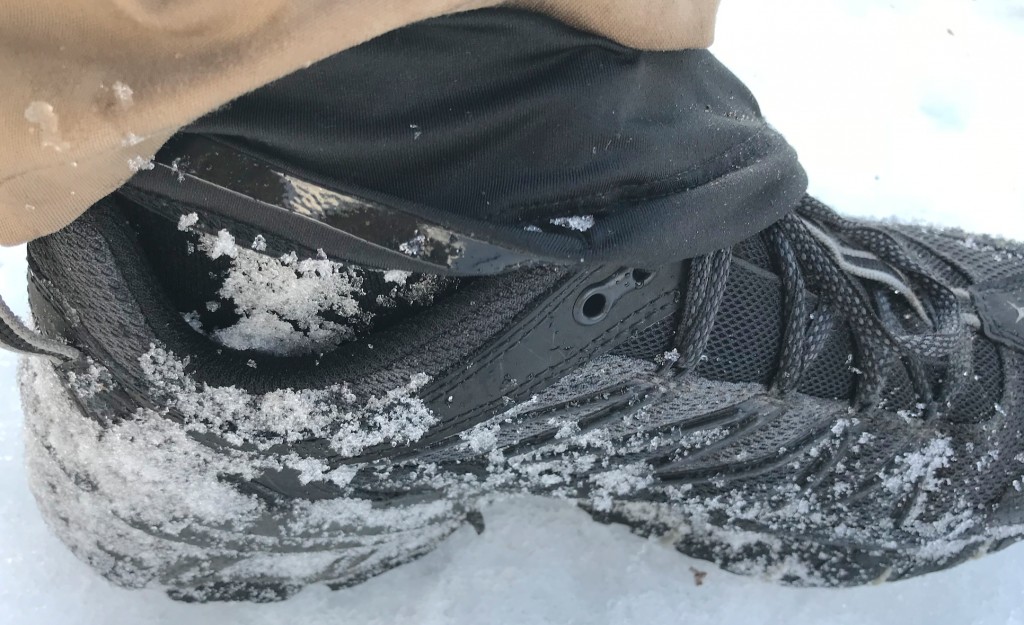 Revisión de la polaina contra sobretensiones de investigación al aire libre: al caminar sobre la nieve, la polaina contra sobretensiones se resbaló y permitió que entrara la nieve.