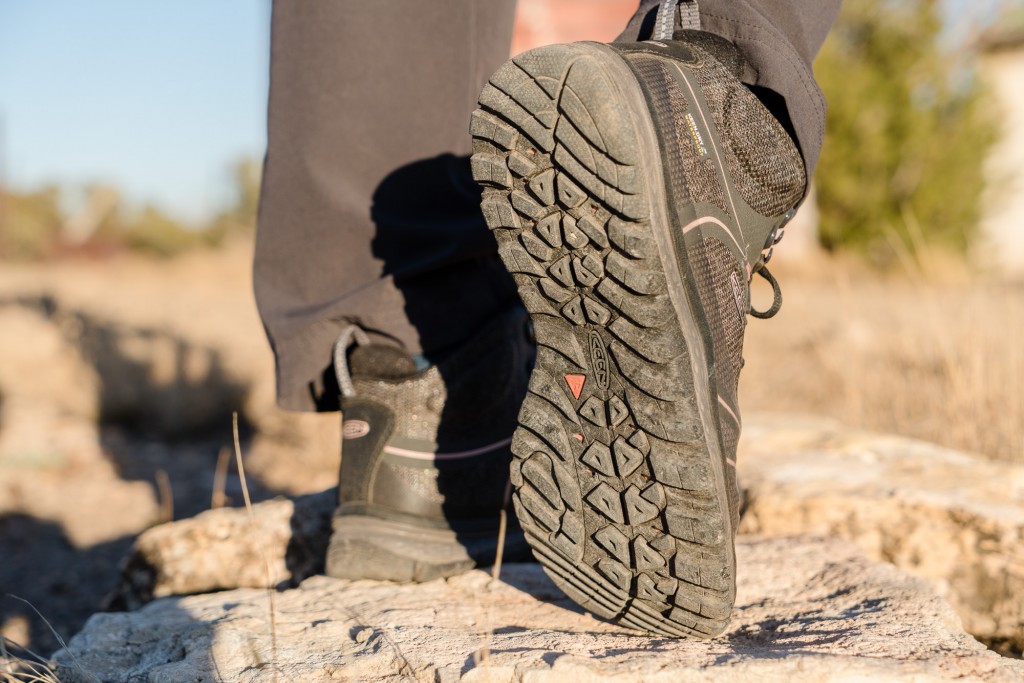 Revisión de las botas de montaña Keen Terradora wp Mid para mujer: aunque las suelas son bastante delgadas bajo los pies, el patrón de la banda de rodadura es...