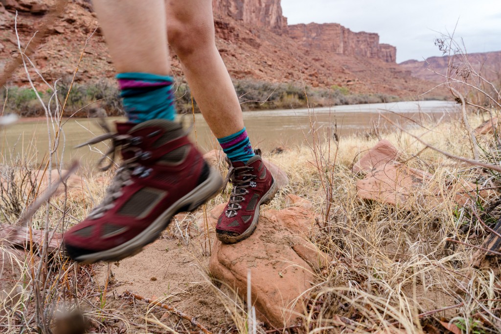 Revisión de botas de montaña vasque Breeze iii GTX para mujer: prueba de tracción sobre arenisca húmeda en Vasque Breeze III.