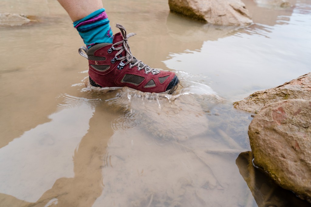Revisión de las botas de montaña Vasque Breeze III GTX para mujer: las Breeze III son sorprendentemente impermeables, a pesar de tener grandes...