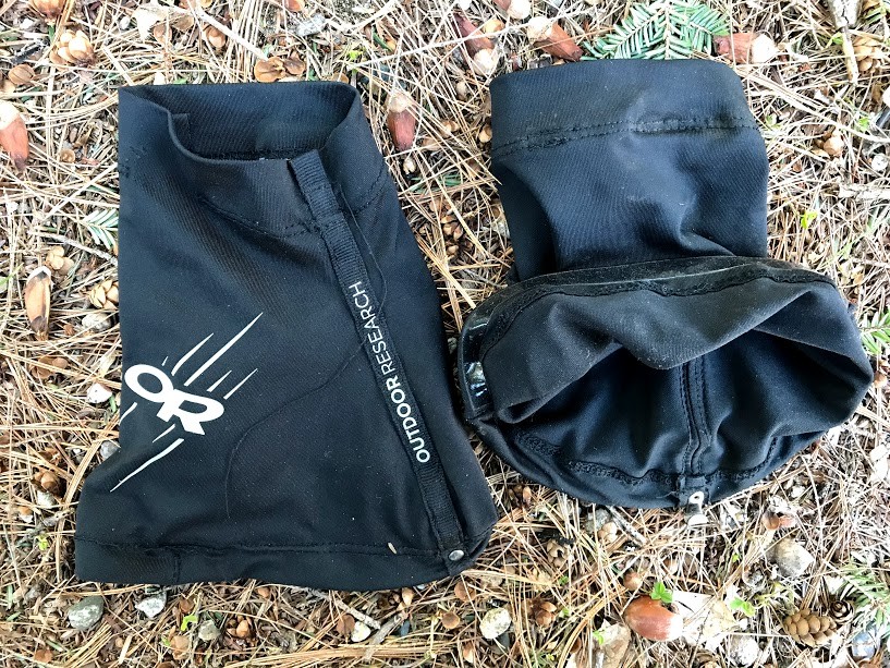 Revisión de la polaina contra sobretensiones de Outdoor Research: la tira de goma del talón es visible en la polaina derecha. hilo del dobladillo...