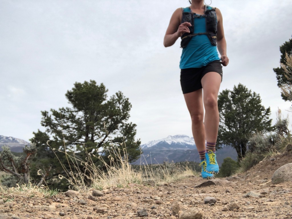 Revisión de zapatillas de trail running Hoka Evo Jazz para mujer: ¿senderos rocosos técnicos? ningún problema. este zapato funciona bien sobre...