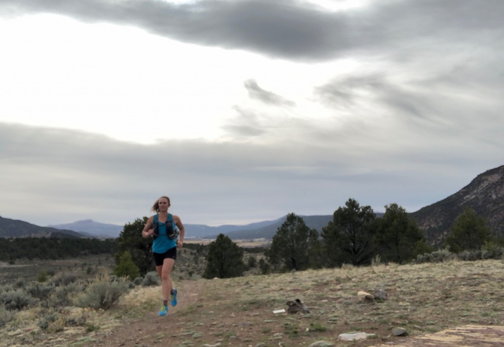Revisión de zapatillas de trail running hoka evo jawz para mujer: disfrutando de una excursión después de la escuela en ridgway, co.