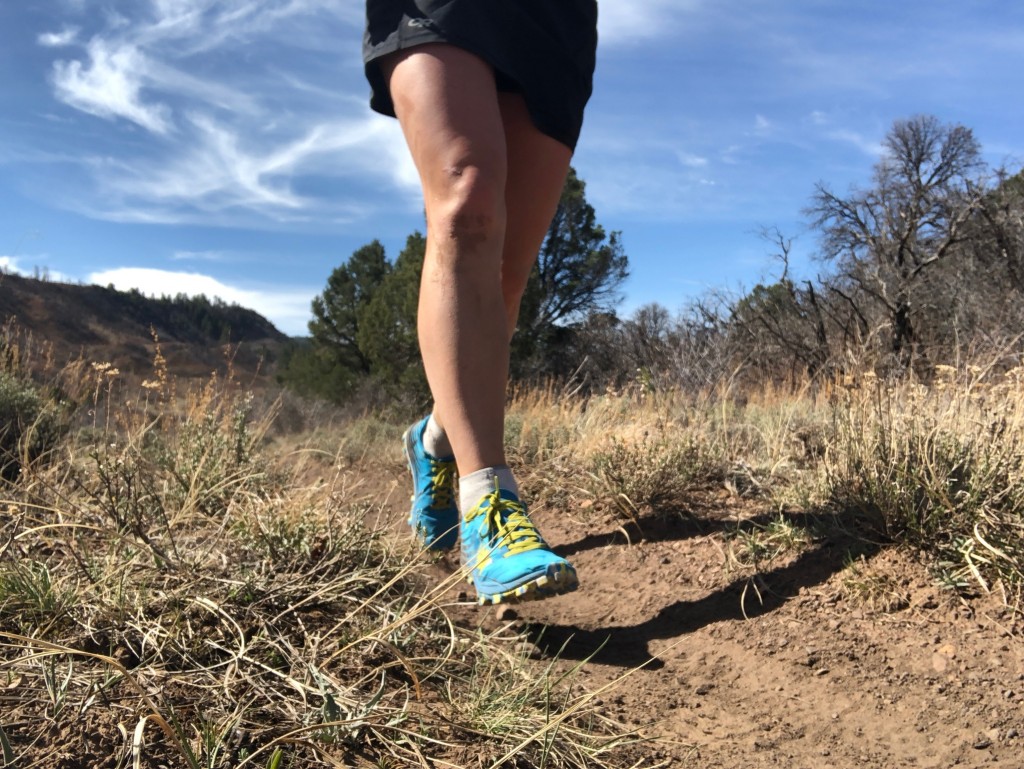 Revisión de las zapatillas de trail running Hoka Evo Jazz para mujer: ”siente el sendero en cada paso del camino con este zapato ultrasensible!