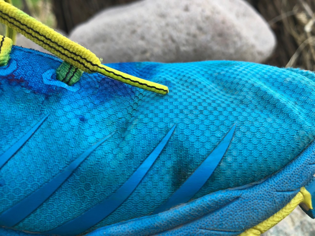 Revisión de las zapatillas de trail running Hoka evo jawz para mujer: la parte superior continua no permite que ninguna partĆcula se escape...