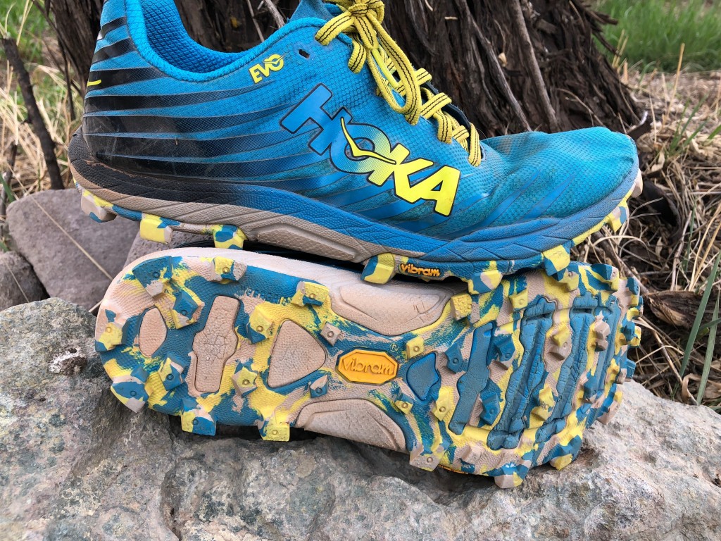 Revisión de las zapatillas de trail running hoka evo jawz para mujer: las hoka evo jawz muestran sus orejetas largas y su diseño de perfil bajo...