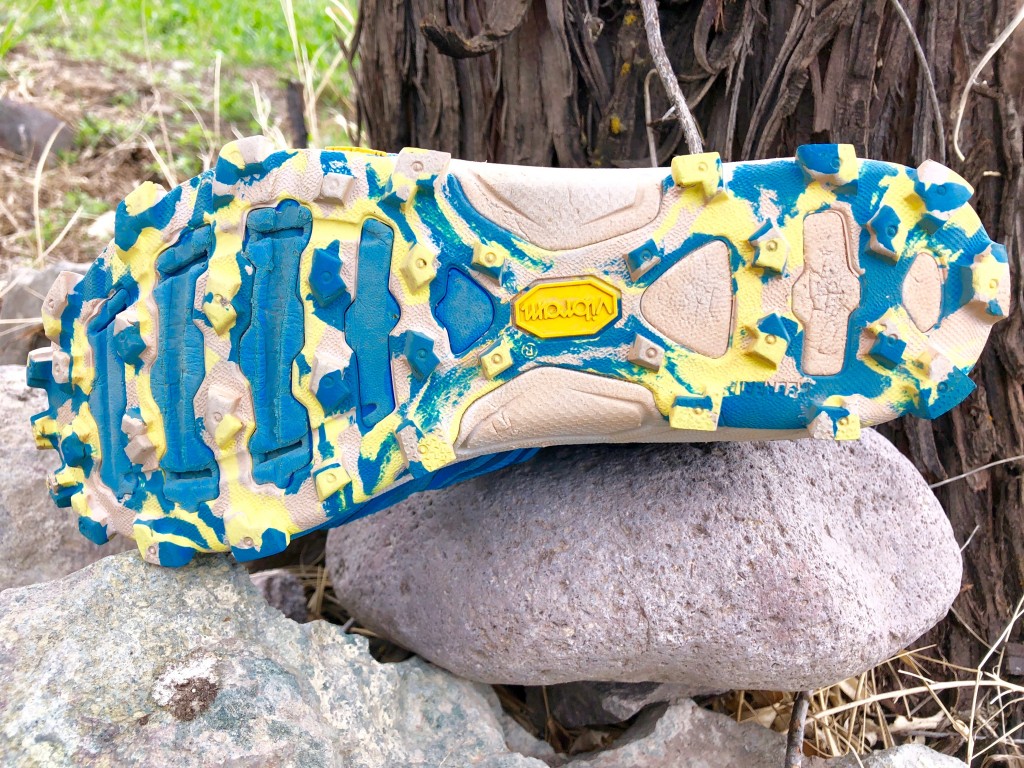 Revisión de las zapatillas de trail running hoka evo jawz para mujer: una mirada a la suela exterior corpulenta y agresiva.