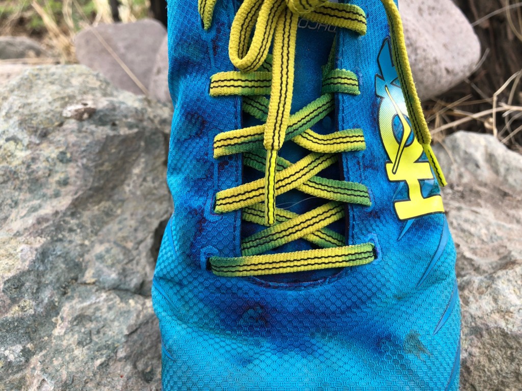 Revisión de las zapatillas de trail running hoka evo jawz para mujer: los cordones permanecen atados. AdemÔs, hay suficiente espacio para apretar...