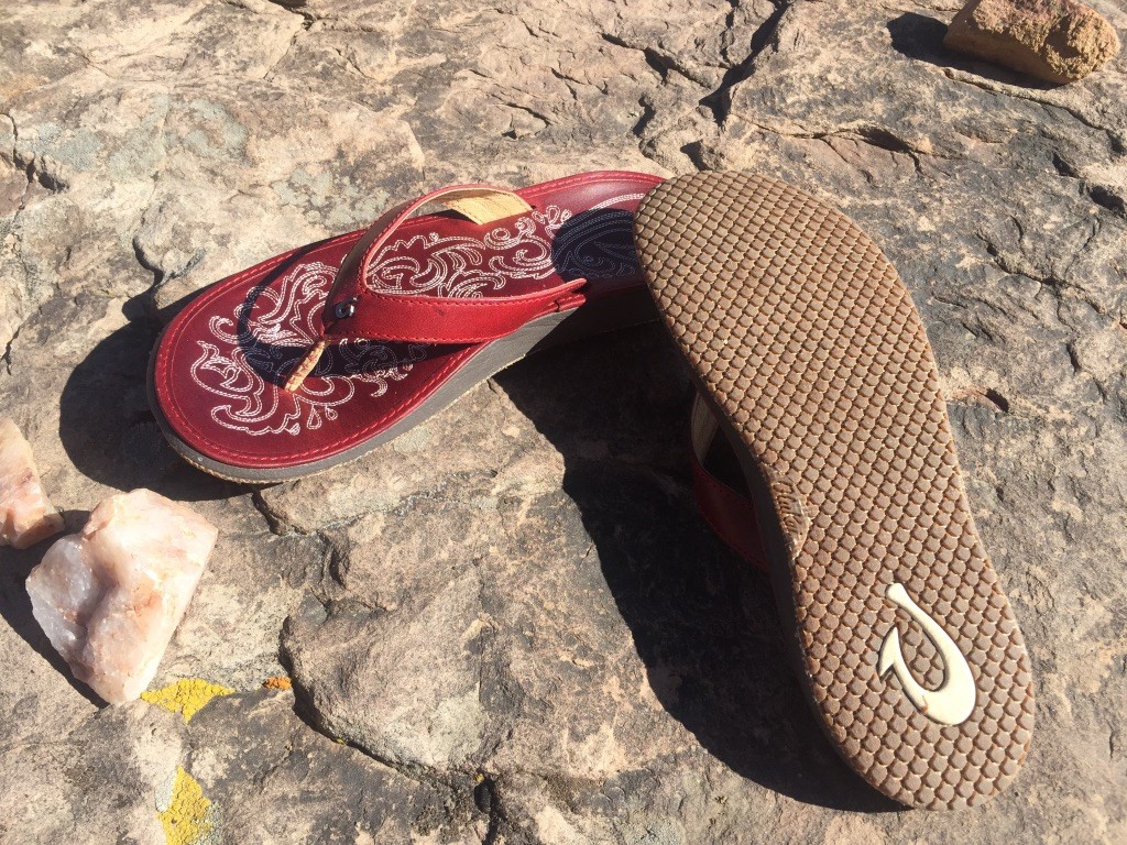 Revisión de las chanclas Olukai Paniolo para mujer: incluso la suela de este zapato es atractiva. no es el mÔs pegajoso...