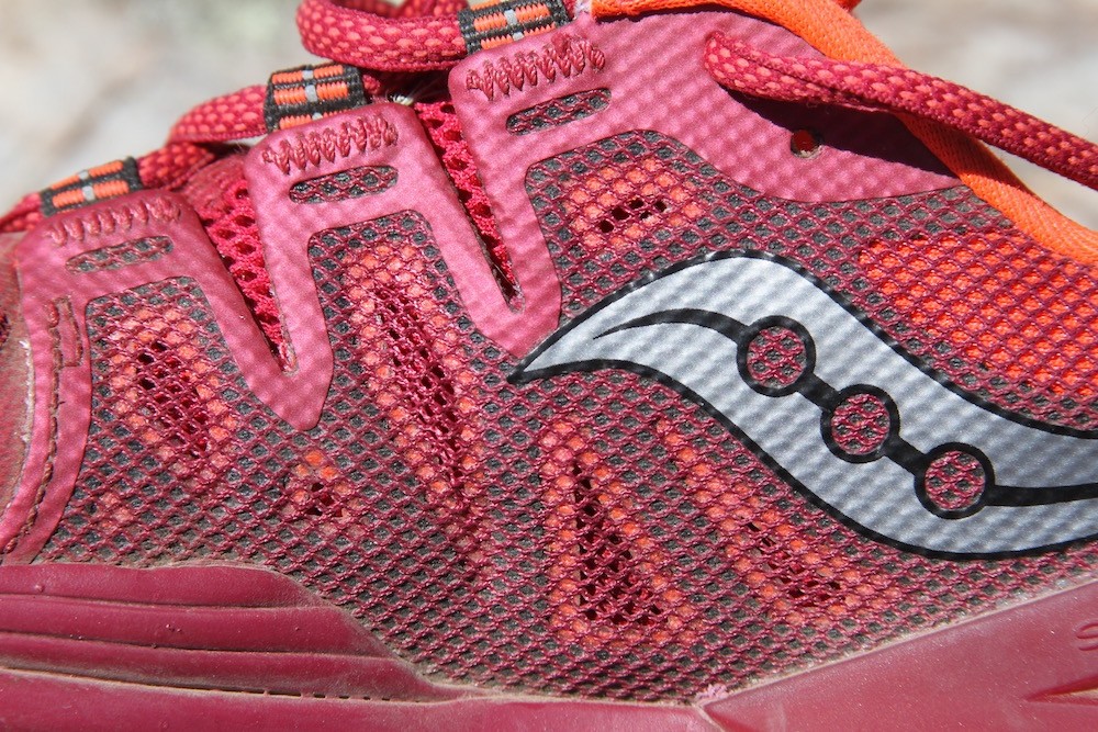Revisión de las zapatillas de trail running saucony xodus iso 2 para mujer: el arnés de estabilidad envuelve el pie para proporcionar un ajuste decente y...