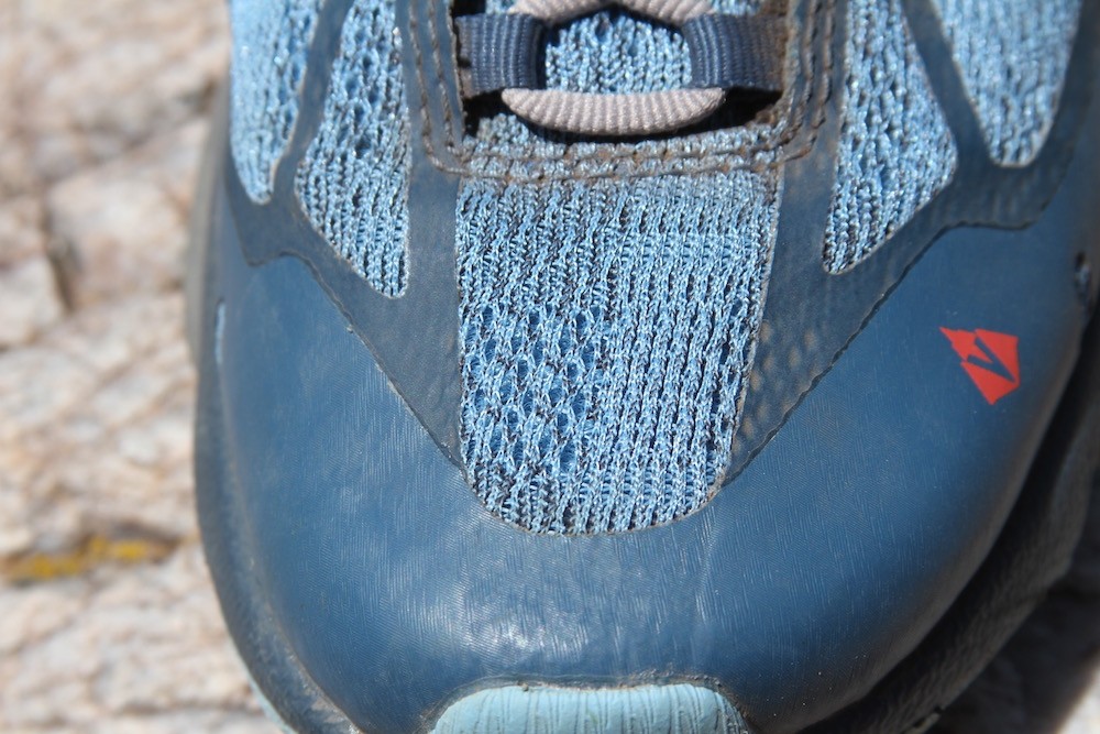 Revisión de las zapatillas de trail running Vasque Constant Velocity II para mujer: la parte superior es transpirable y proporciona protección en el camino.