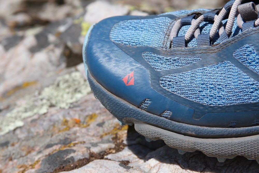 Revisión de las zapatillas de trail running Vasque Constant Speed āāII para mujer: la puntera reforzada protege y elimina el barro fĆ”cilmente.