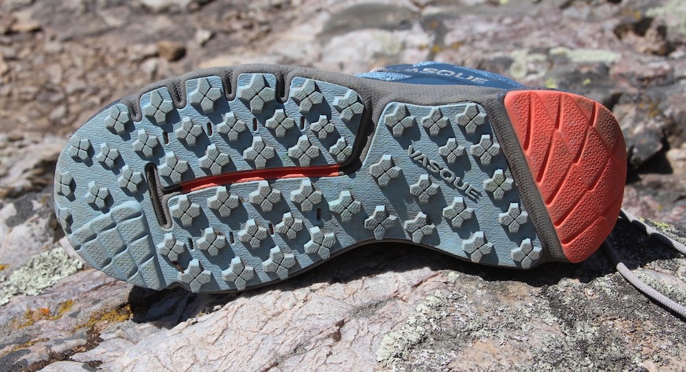 Revisión de vasque Constant Velocity II para zapatillas de trail running para mujer: si bien la suela exterior no es súper agresiva, es pegajosa y versÔtil.