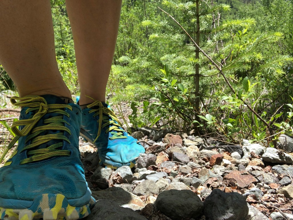 Revisión de las zapatillas de trail running Hoka evo jawz para mujer: como puede ver, esta zapatilla se flexiona sobre las rocas (observada por...