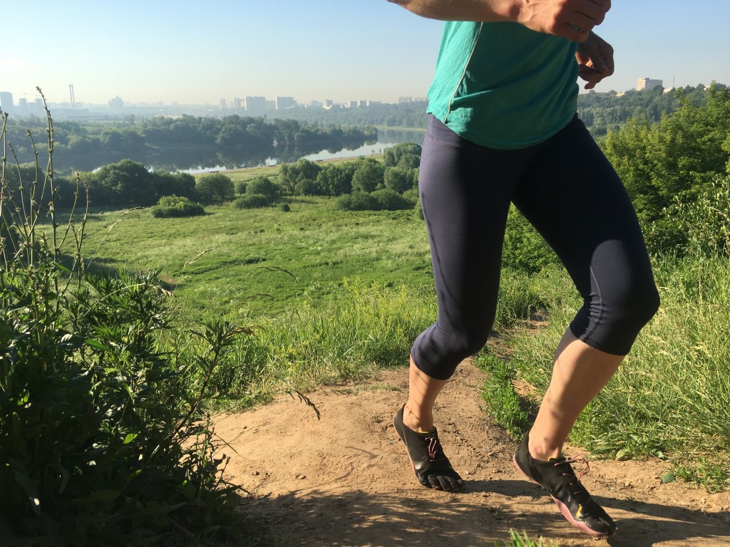 Revisión de zapatos vibram fivefingers kso evo para mujer descalzos: prueba de tracción en senderos sociales empinados y polvorientos en el parque kolomenskoye...