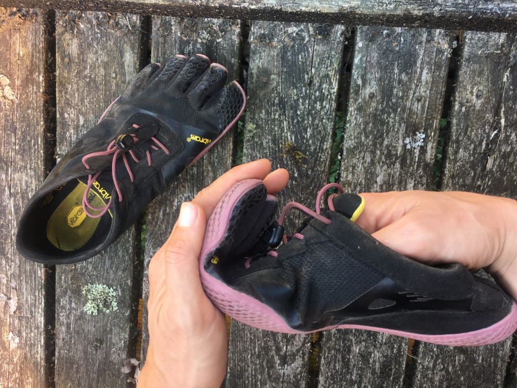 Revisión de zapatos vibram fivefingers kso evo para mujer descalzos: prueba de la flexión del antepié del kso evo en nuestra prueba de plantilla.