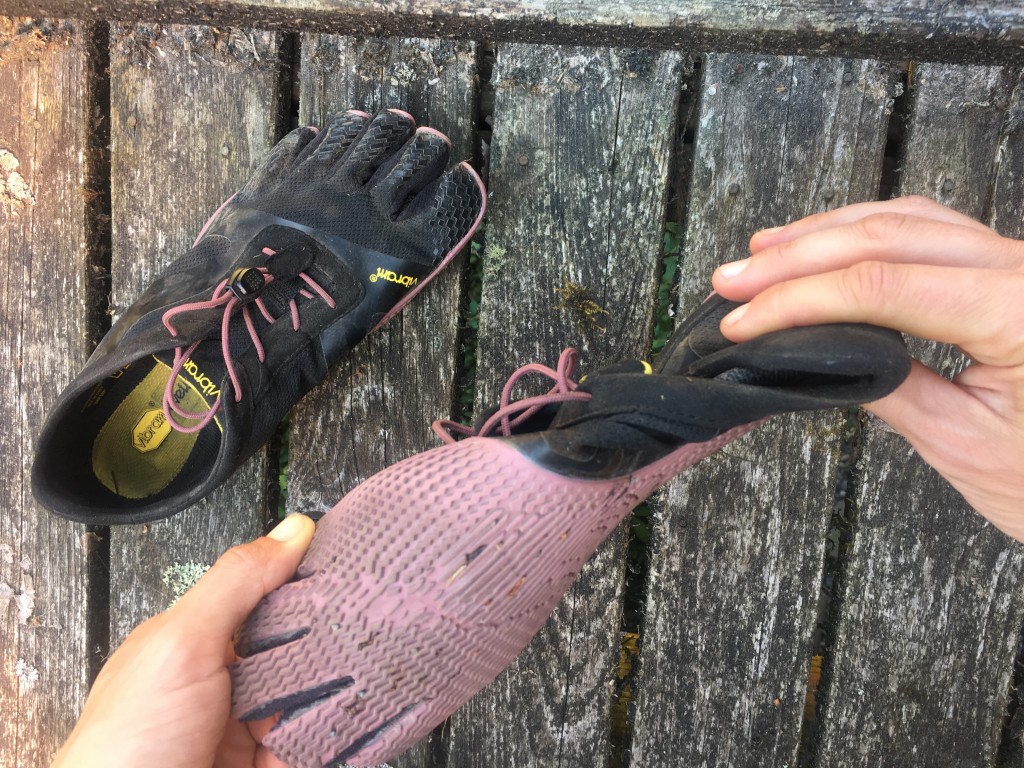 Revisión de zapatos vibram fivefingers kso evo para mujer descalzos: girando la plantilla del fivefingers kso evo para buscar un mĆnimo...