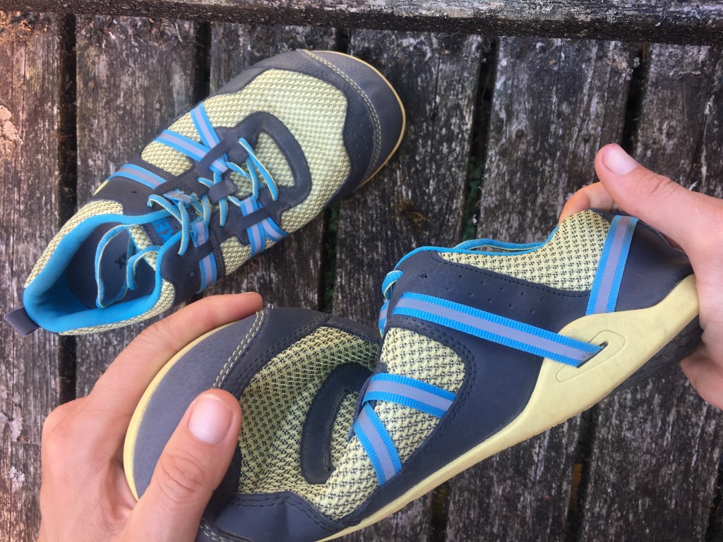 Revisión de zapatos xero prio para mujer descalzos: prueba de la flexibilidad de la suela en la prueba de la plantilla.