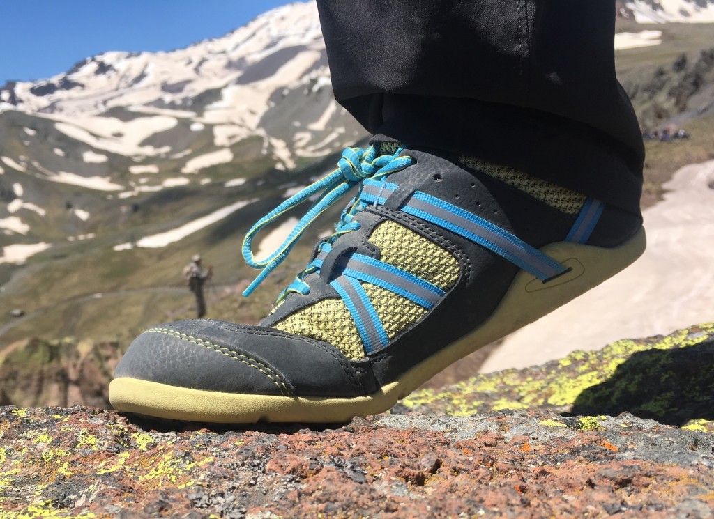 Revisión de zapatos xero prio para mujer: superando los lĆmites del prio en algunos caminos de tierra y rocas cerca del monte...