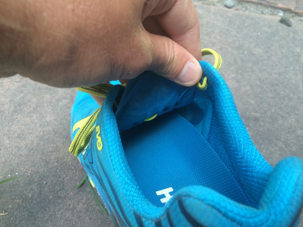 Revisión de las zapatillas de trail running hoka evo jawz para hombre: muestra el interior de las jawz, que estÔ hecho de una sola capa de...