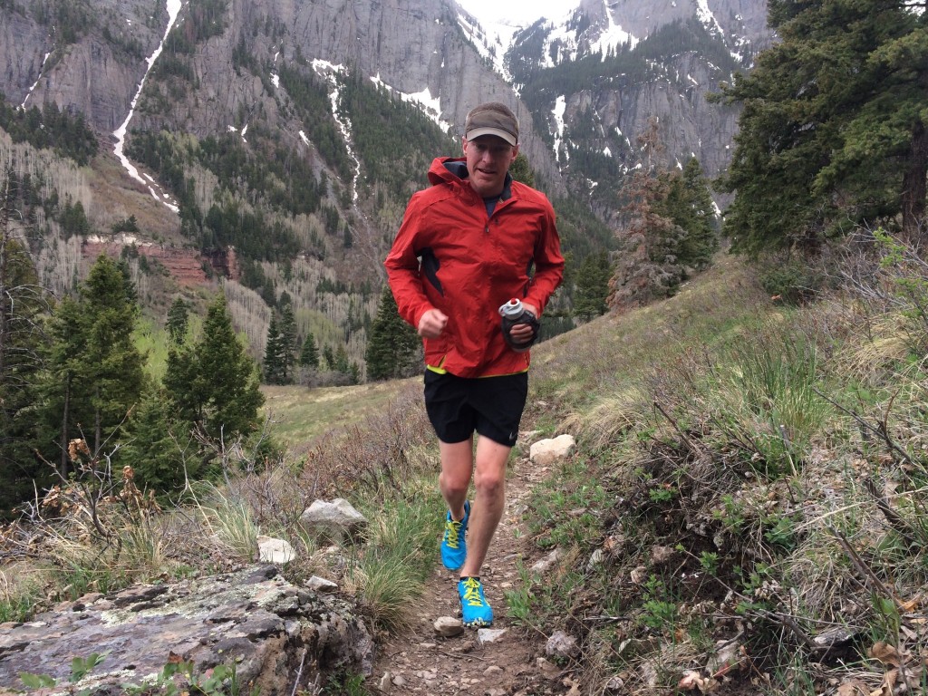Revisión de las zapatillas de trail running Hoka Evo Jazz para hombre: correr en primavera por senderos recién secos en las montañas de San Juan...