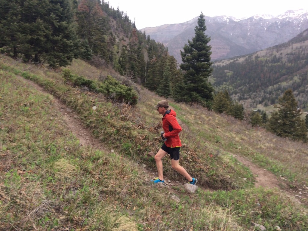 Revisión de las zapatillas de trail running Hoka Evo Jazz para hombre: las Jazz, muy ligeras, son perfectas para correr cuesta arriba o para correr...