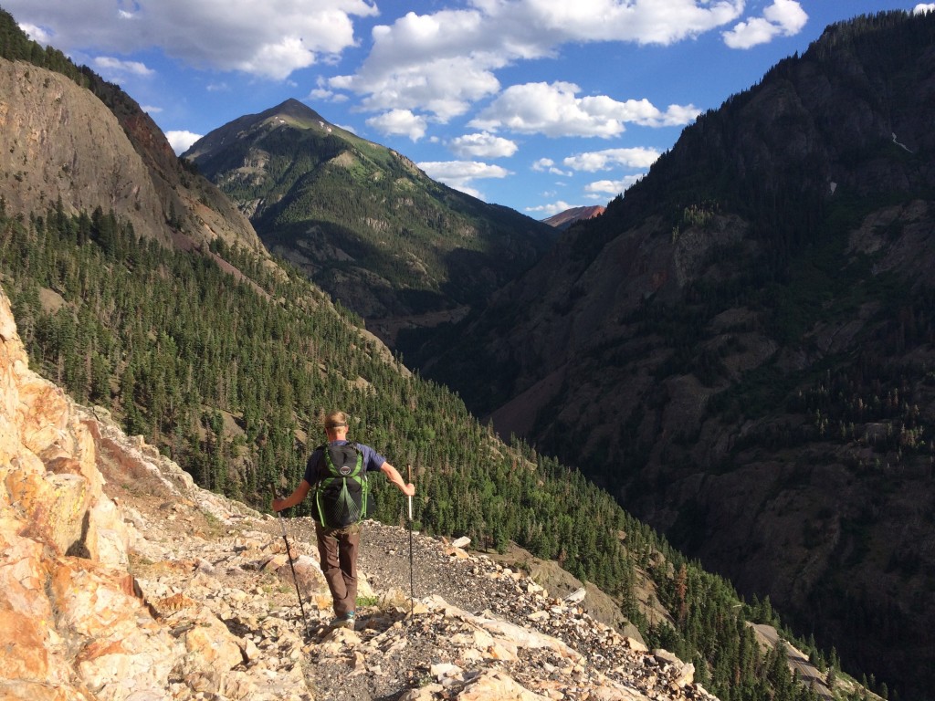 Revisión de las zapatillas de trail running Hoka Evo Jazz para hombre: descendiendo una sección de un sendero rocoso y empinado para terminar un par...