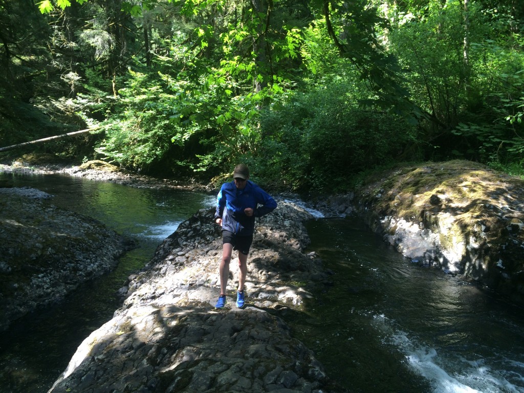 Revisión de las zapatillas de trail running Scarpa Spin para hombre: en rocas mÔs suaves como estas pulidas con agua, sentimos el giro...