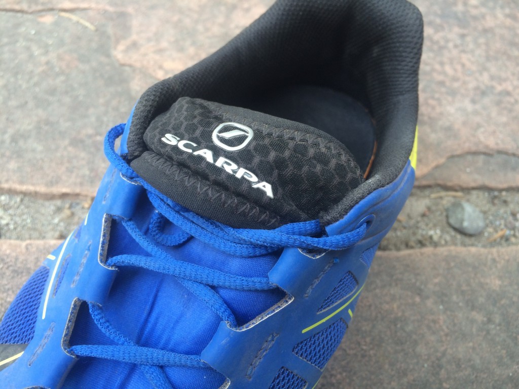 Revisión de las zapatillas de trail running Scarpa Spin para hombre: muestra el encaje en la parte superior de la lengüeta. mientras nos gusta...