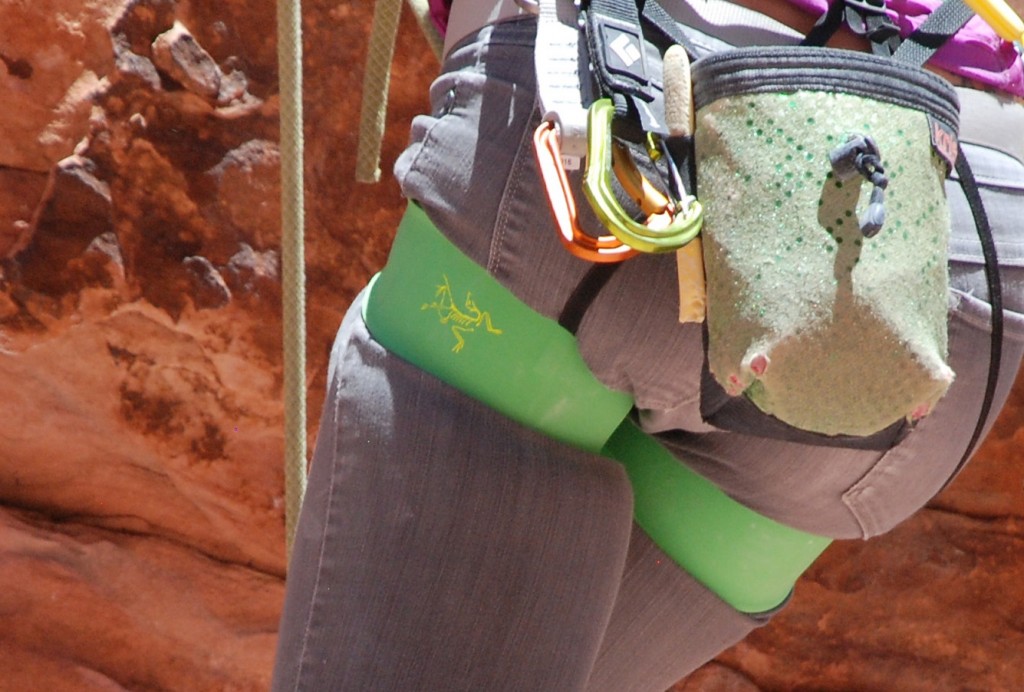 Revisión del arnés de escalada arc'teryx fl-355 para mujeres: debido a que este arnés es tan delgado, las perneras tendían a clavarse en nosotros...