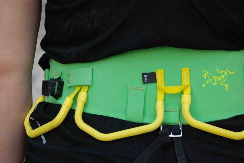 Revisión del arnés de escalada arc'teryx fl-355 para mujeres: este arnés tiene un pequeño bucle de transporte, pero al menos es lo suficientemente...