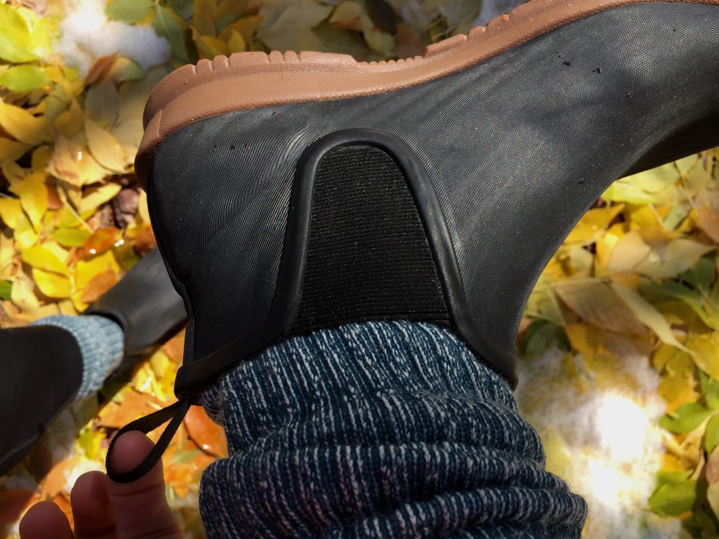 Revisión de las botas de lluvia Bogs Sweetpea para mujer: una mirada mÔs cercana a la lengüeta para tirar, el diseño de refuerzo y la construcción corta...
