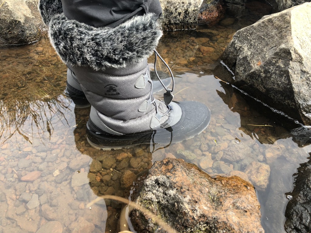 Revisión de las botas de invierno Kamik Momentum2 para mujer: prueba de impermeabilidad del Momentum II. veredicto: no...
