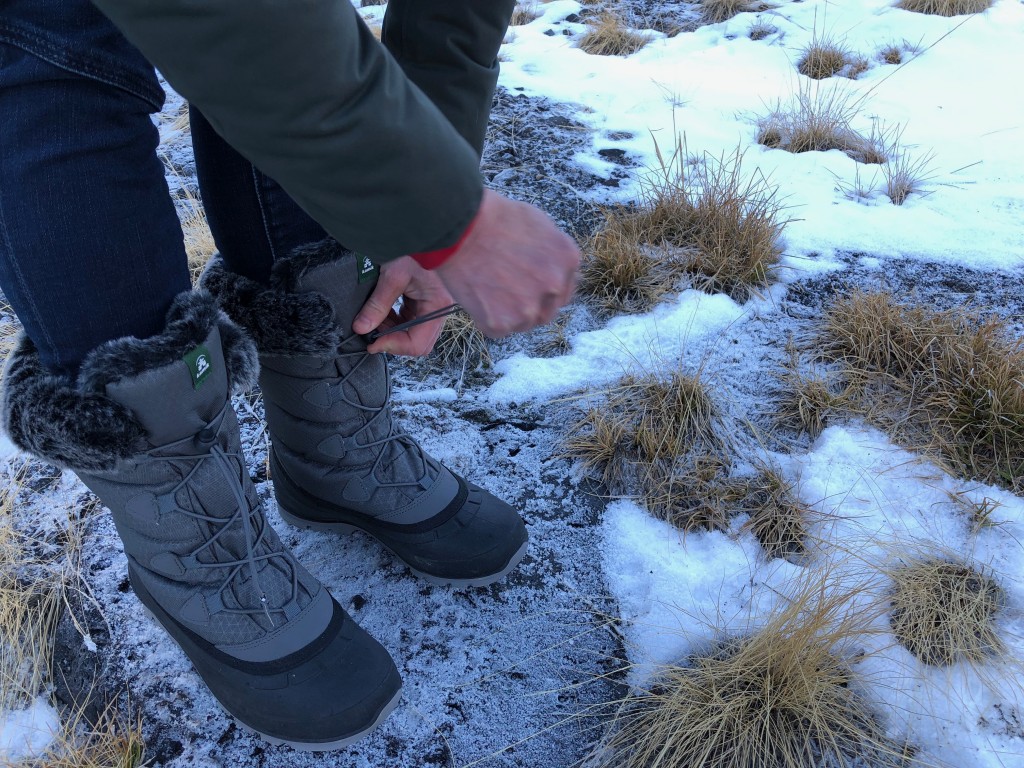 Revisión de las botas de invierno Kamik Moment2 para mujer: el sistema de cordones de fÔcil extracción de Kamik es rÔpido, aunque no preciso.