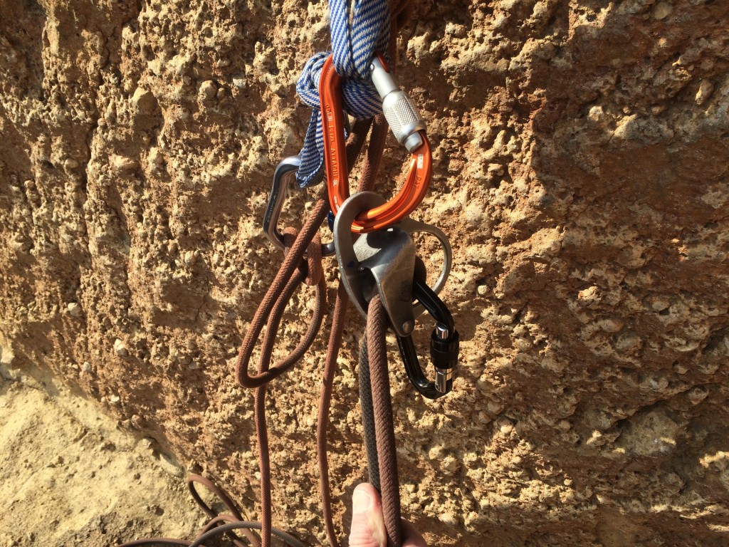 Revisión del mosquetón con bloqueo de tornillo con cerradura de llave Mad Rock Super Tech: usando un casillero pequeño y compacto, como el Super Tech negro que se muestra...