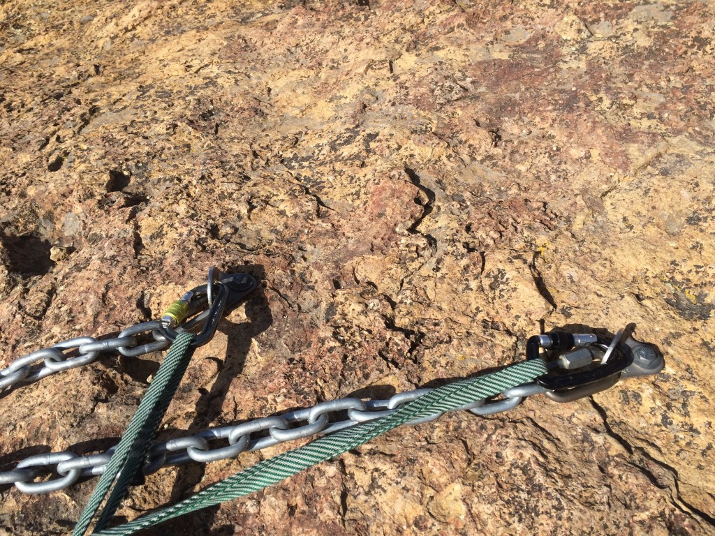 Revisión del mosquetón con bloqueo de tornillo con cerradura de llave Mad Rock Super Tech: la sĆŗper tecnologĆa unida a un perno de anclaje para construir un ecualizado...