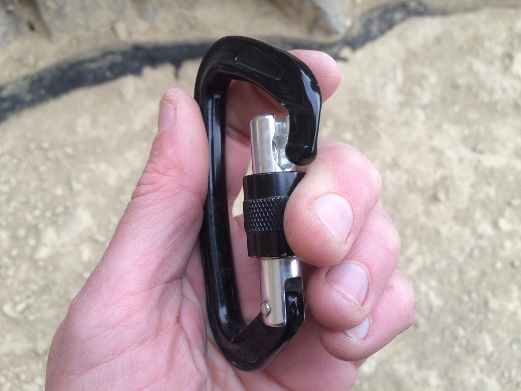 Revisión del mosquetón con bloqueo de tornillo con cerradura de llave Mad Rock Super Tech: bloquear y desbloquear este mosquetón es prÔcticamente lo mismo que con cualquier...
