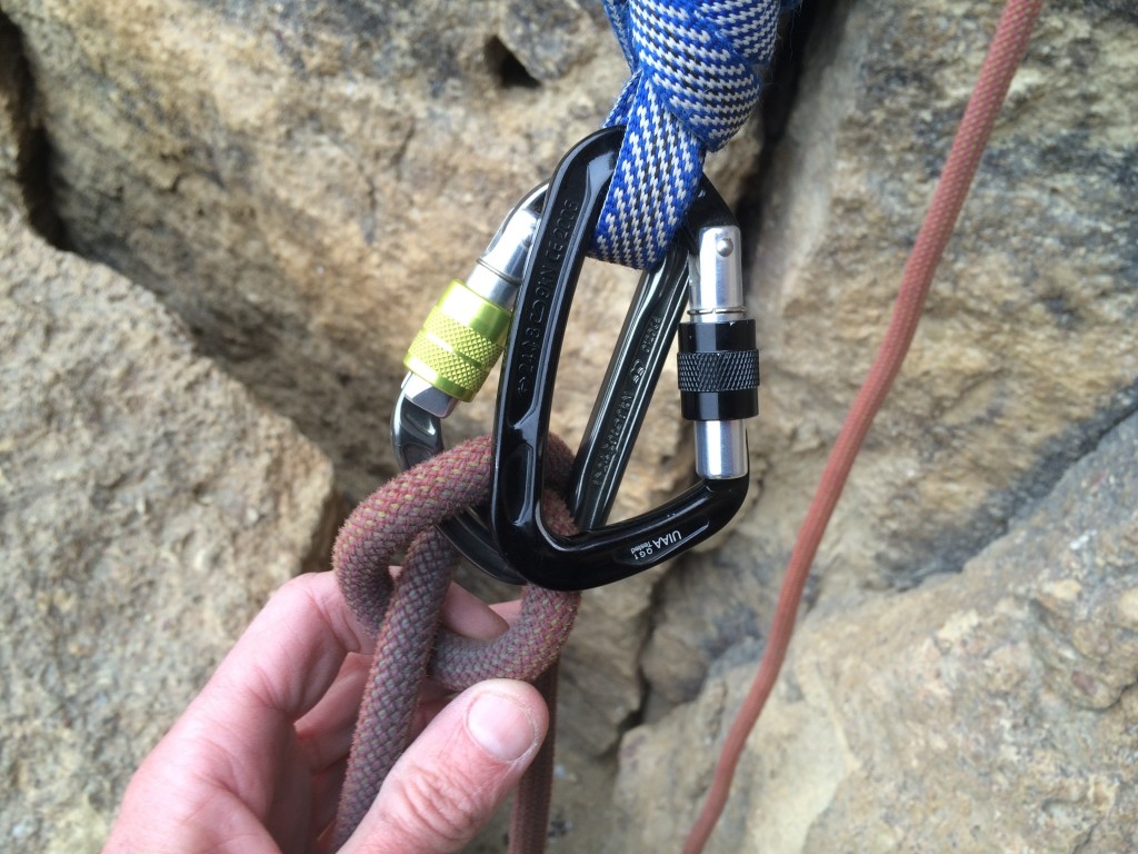 Revisión del mosquetón con bloqueo de tornillo con cerradura de llave Mad Rock Super Tech: como puede ver aquĆ, el Super Tech es exactamente del mismo tamaƱo que el DMM...