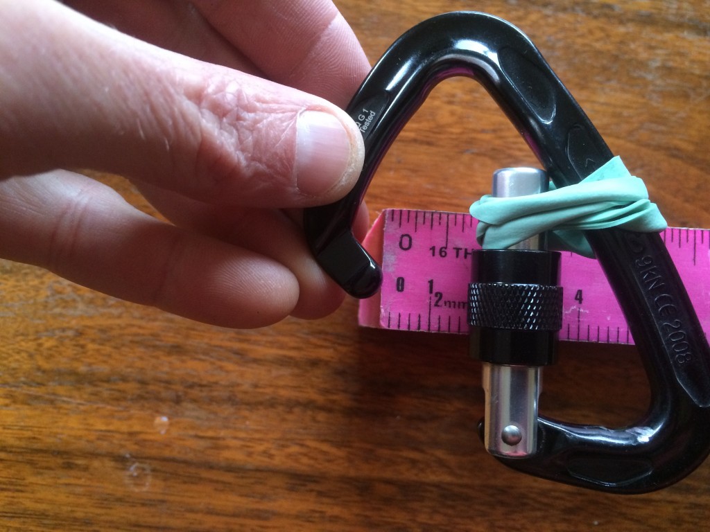 Revisión del mosquetón con bloqueo de tornillo con cerradura de llave Mad Rock Super Tech: como se muestra aquĆ, medimos el espacio libre de la puerta de este pequeƱo casillero en...