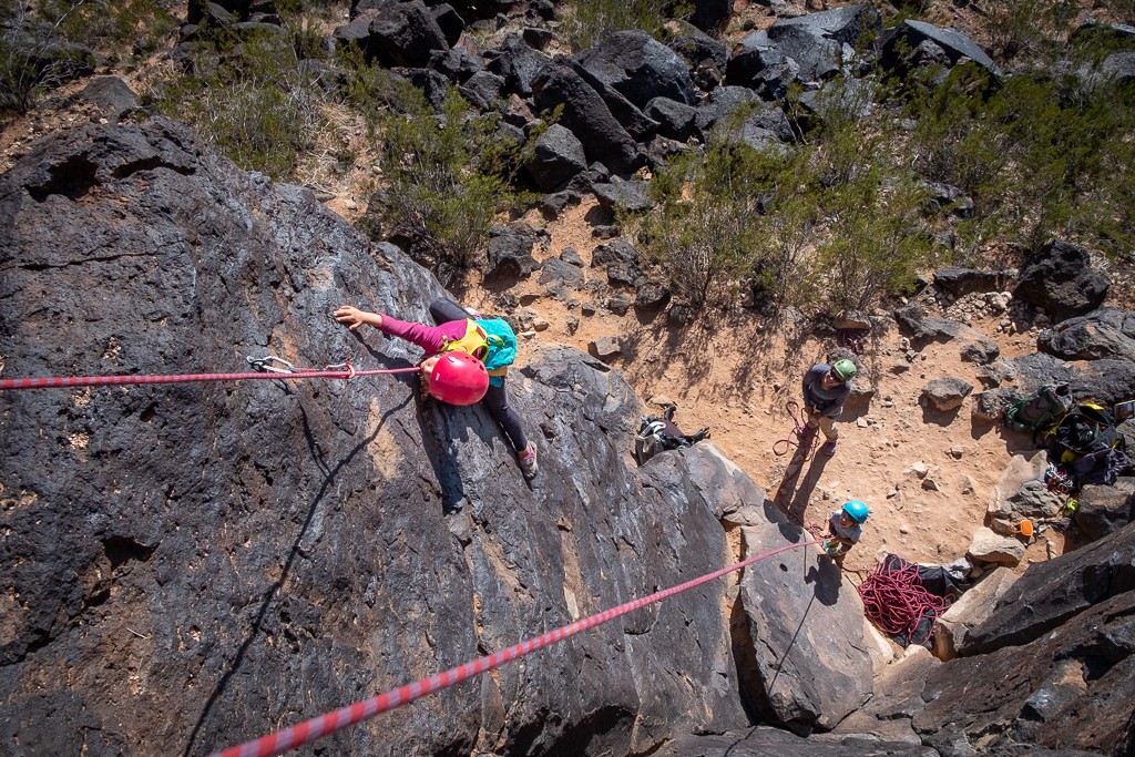 Revisión del arnés de escalada edelrid fraggle ii para niños: trepar con su hermana mayor.