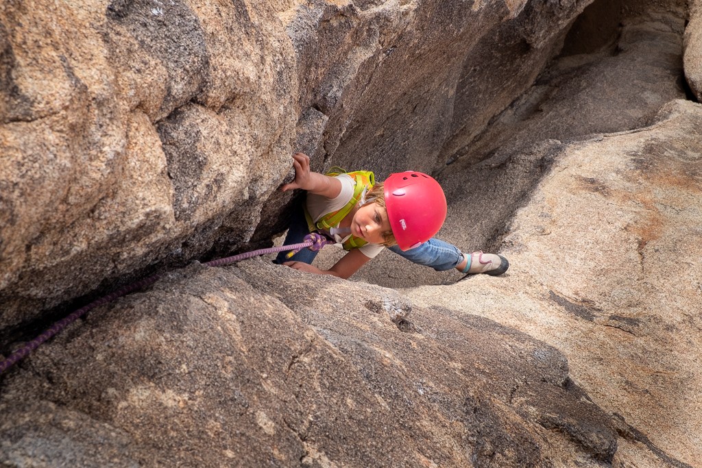 Revisión para niños del arnés de escalada edelrid fraggle ii: un probador aplastando otra grieta del Ôrbol de Joshua.