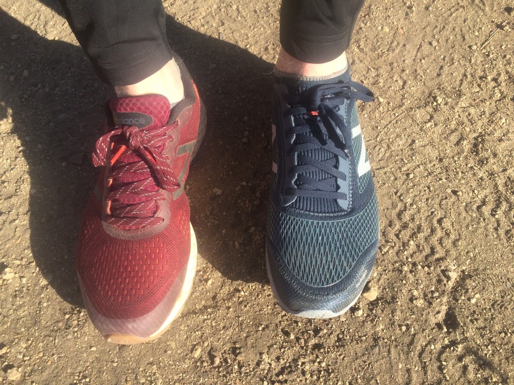 Revisión de las zapatillas de trail running New Balance Fresh Foam Gobi V3 para hombre: comparando las Gobi V2 mÔs antiguas a la izquierda, granate, con las nuevas azul marino...