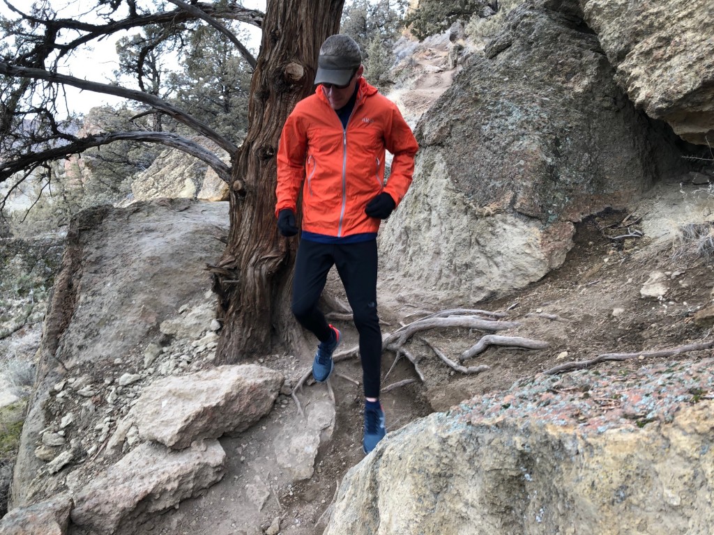 Revisión de las zapatillas de trail running New Balance Fresh Foam Gobi V3 para hombre: a pesar de la cantidad decente de espuma bajo los pies, encontramos que estas zapatillas...