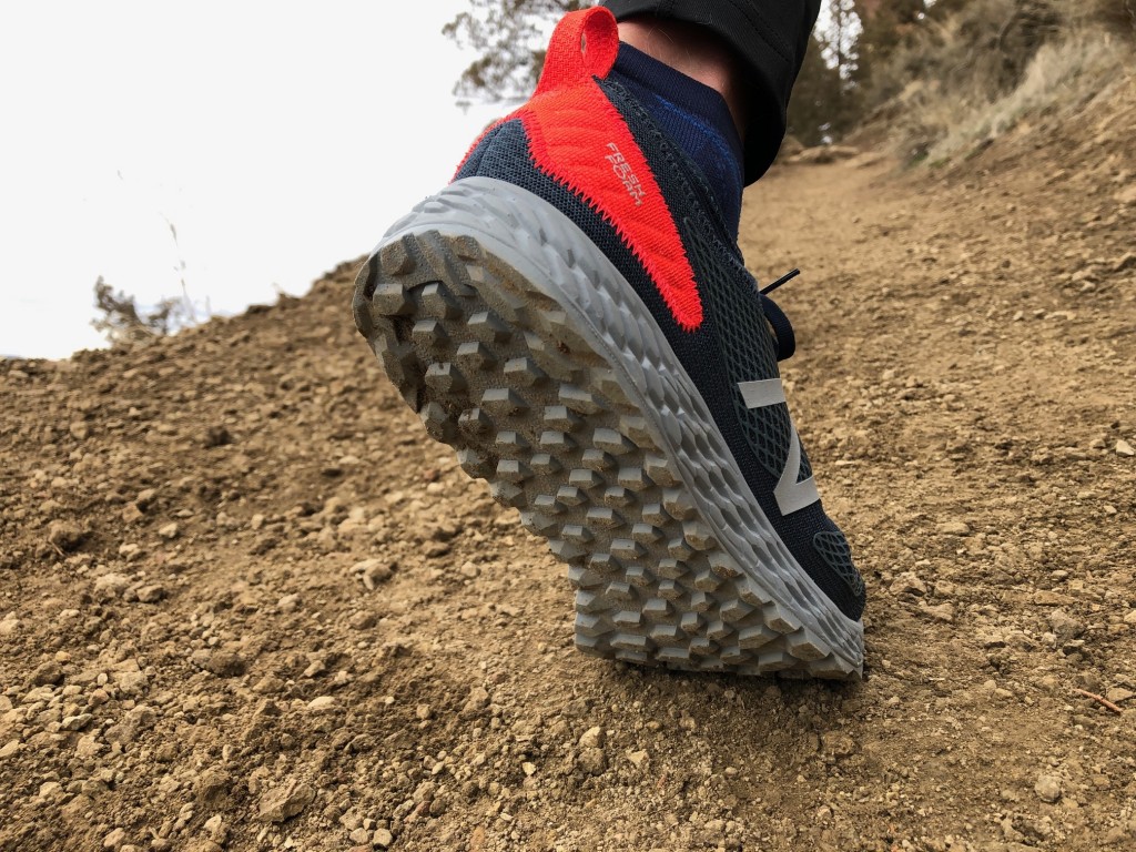 Revisión de las zapatillas de trail running New Balance Fresh Foam Gobi V3 para hombre: la suela de este zapato hace un gran trabajo agarrando terrenos empinados, secos y...