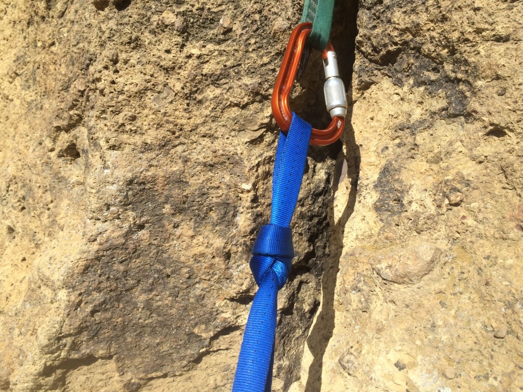 Revisión del cabestrillo de escalada con corredor cosido de nailon de primera ley: este nudo en forma de ocho, muy bien vestido, es bastante difĆcil de desatar...