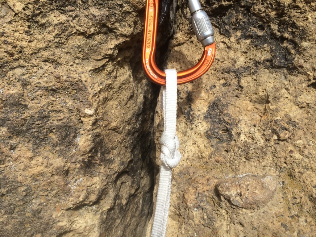 Revisión de la eslinga de escalada petzl pur'anneau: las eslingas planas en particular son propensas a torcerse al abrirse camino hacia...