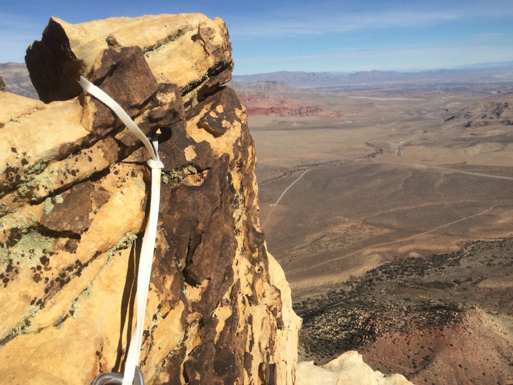 Revisión del cabestrillo de escalada petzl pur'anneau: el cabestrillo petzl pur'anneau atado con un nudo corredizo alrededor de un gran...