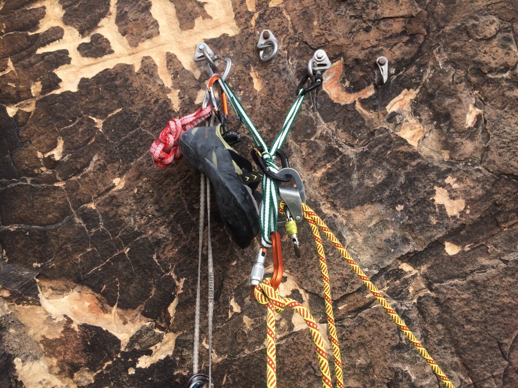 Revisión del cabestrillo de escalada con eslinga de bucle abierto Metolius: la eslinga de bucle abierto Metolius iguala dos pernos en este anclaje en...