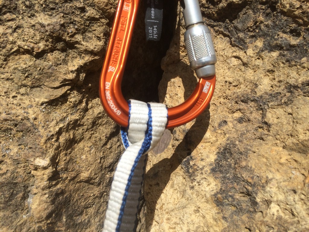 Revisión del cabestrillo de escalada con cabestrillo de dyneema express de 11 mm de Camp USA: la rigidez de este cabestrillo de 11 mm de ancho lo hace ligeramente...