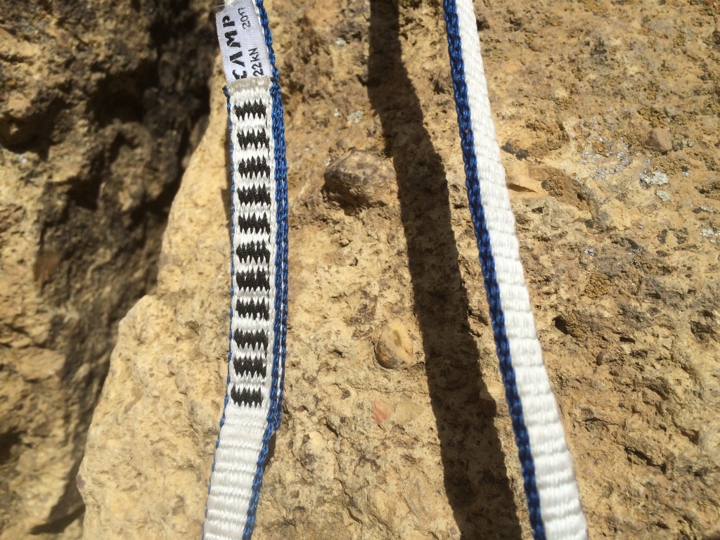 Revisión del cabestrillo de escalada con cabestrillo de dyneema express de 11 mm de Camp USA: este cabestrillo es suave y flexible contra la piel, sin nailon...